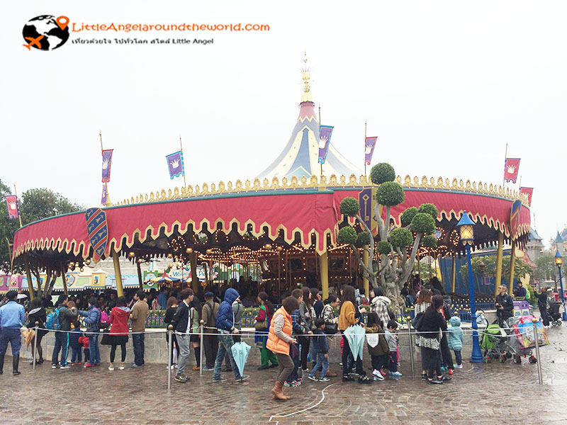 ม้าหมนุขวัญใจทั้งเด็กและผู้ใหญ่ ดูได้จากคนรอเข้าคิว : Fantasy Land ฮ่องกงดิสนีย์แลนด์