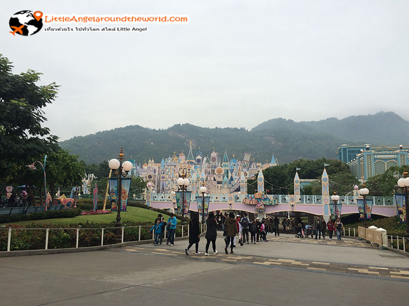 หลายคนมุ่งหน้าไป Small World : Fantasy Land ฮ่องกงดิสนีย์แลนด์