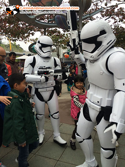 Star war fever จริงๆ ช่วงนี้ ผู้คนเดินตามกันไม่หยุด : Tomorrow Land ฮ่องกงดิสนีย์แลนด์