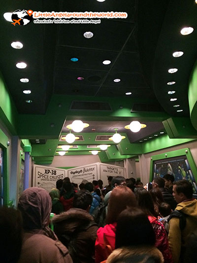 Buzz light year เล็งให้ตงเป้า แล้วยิงเลยๆ ทดสอบความแม่นยำ สนุกมาก ดูจากปริมาณคนต่อแถวก็รู้ : Tomorrow Land ฮ่องกงดิสนีย์แลนด์