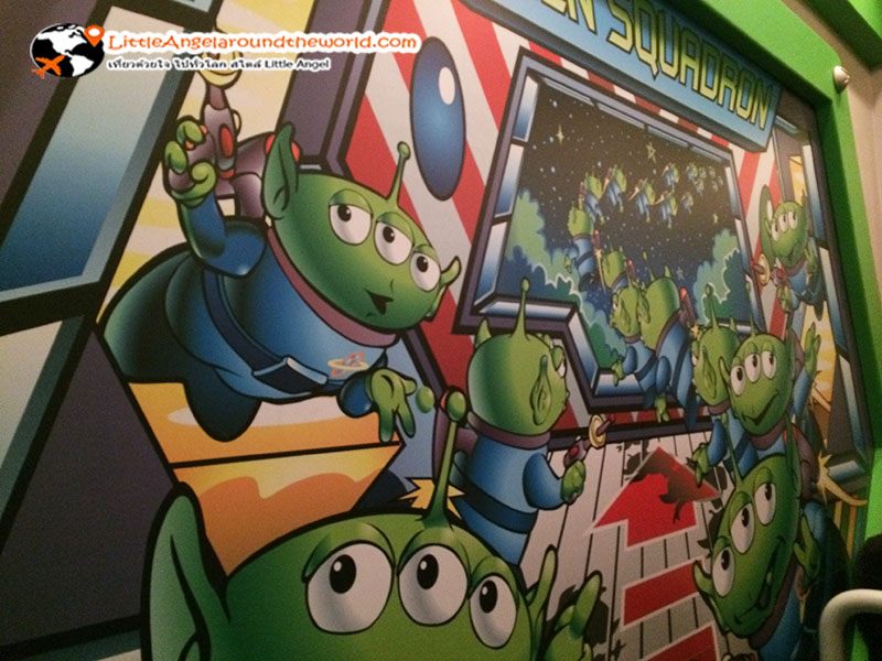 Buzz light year เล็งให้ตงเป้า แล้วยิงเลยๆ ทดสอบความแม่นยำ สนุกมาก ดูจากปริมาณคนต่อแถวก็รู้ : Tomorrow Land ฮ่องกงดิสนีย์แลนด์