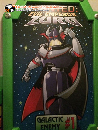 Buzz light year เล็งให้ตงเป้า แล้วยิงเลยๆ ทดสอบความแม่นยำ สนุกมาก ดูจากปริมาณคนต่อแถวก็รู้ : Tomorrow Land ฮ่องกงดิสนีย์แลนด์
