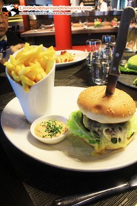 OX Burger Signature ของร้านนี้ อันใหญ่มาก : OX Restaurant & Grill (Best of SWISS Gastro)