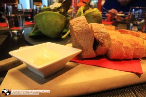 เสิร์ฟออเดิร์ฟ ด้วยขนทปังกรอบนุ่ม อร่อย : OX Restaurant & Grill (Best of SWISS Gastro)