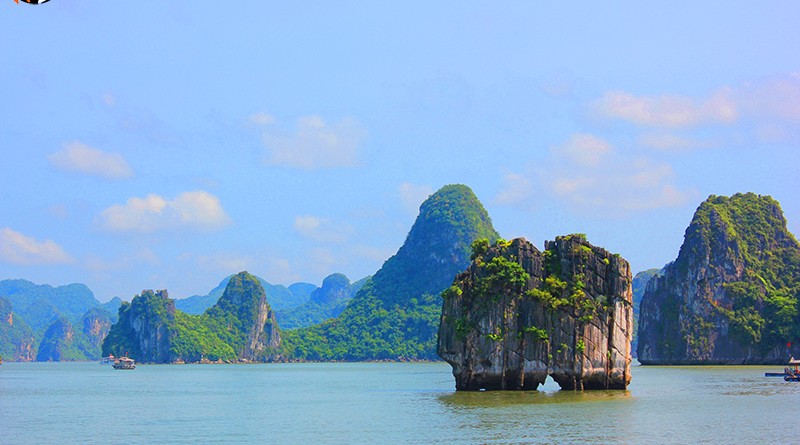 เกาะไก่ชน กลางฮาลองเบย์ (Ha Long Bay - UNESCO World Heritage Centre)