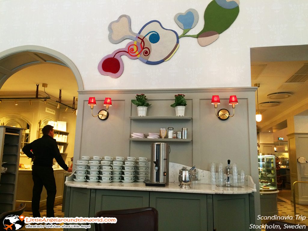 มุมบริการกาแฟฟรี ที่ร้าน Vete-katten ร้านขนม ในสตอกโฮล์ม ร้านอาหารในสวีเดน