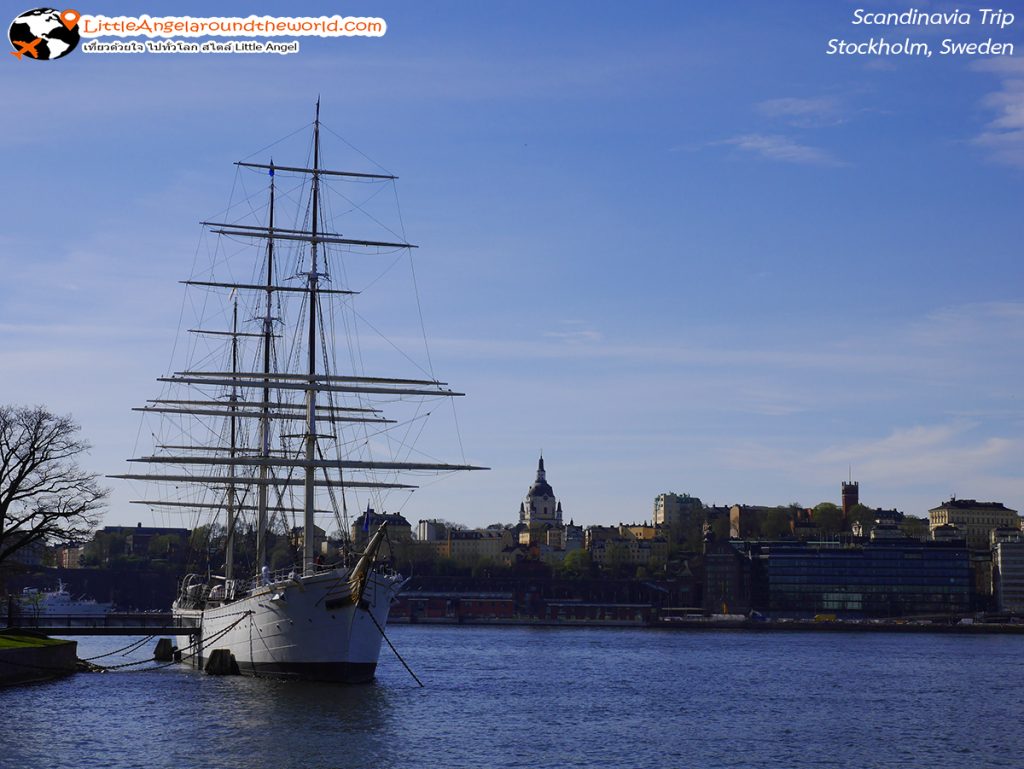 เรือไวกิ้งลำใหญ่ จอดอยู่ใกล้ๆ สะพาน Skeppsholmen สร้างบรรยากาศไวกิ้งเพิ่มอีก : ที่เที่ยว Stockholm, Sweden