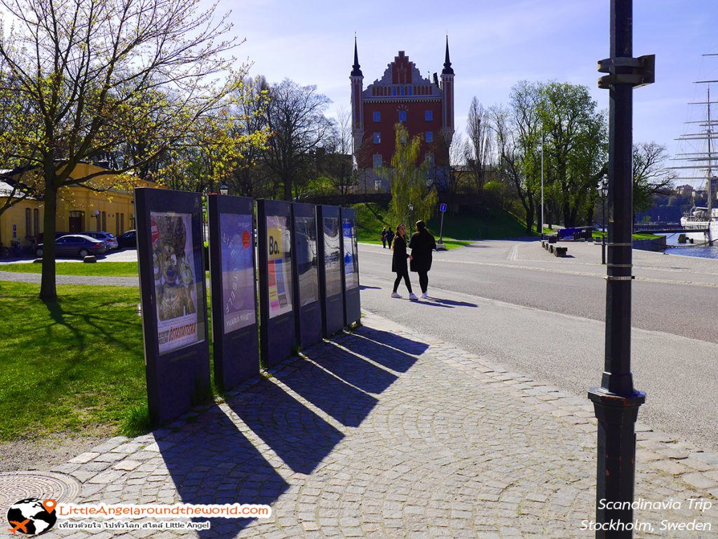 สุดปลายสะพาน Skeppsholmen จะพบกับป้ายนี้ บอกทางไปยังที่เที่ยวอื่นๆ : ที่เที่ยว Stockholm,Sweden