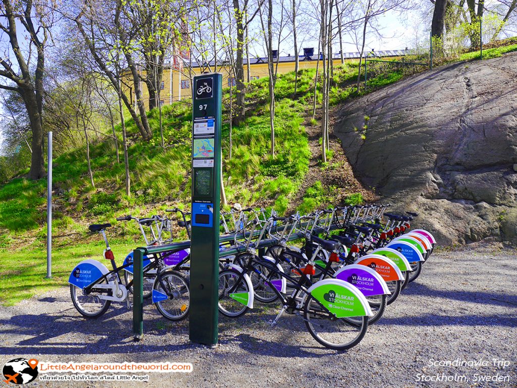 ก่อนเจอเรือ สะดุดเข้ากับที่จอดจักรยาน สีสันสดใส นักท่องเที่ยวนิมยมเช่าขี่เที่ยวสตอกโฮล์มกันมาก จะมีเลนสำหรับจักรยานให้่โดยเฉพาะแทบทุกที่ : ที่เที่ยว Stockholm,Sweden
