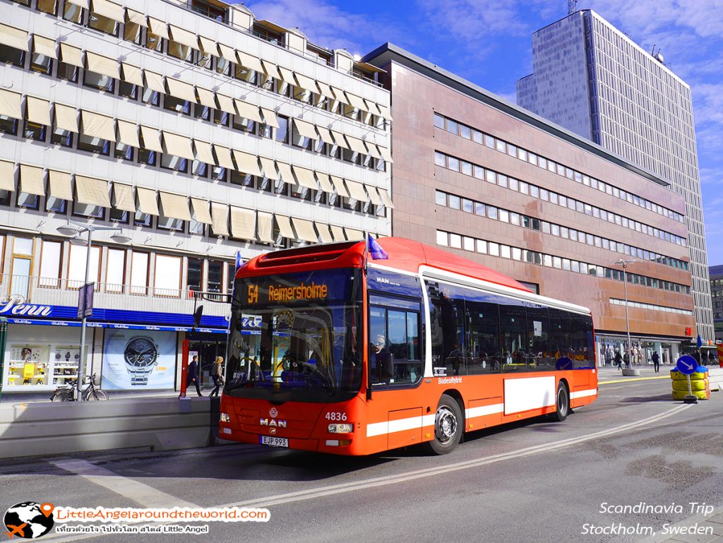 รถเมล์ สวีเดน สีแดงสด เห็นเด่นมาแต่ไกล : ที่เที่ยว Stockholm,Sweden