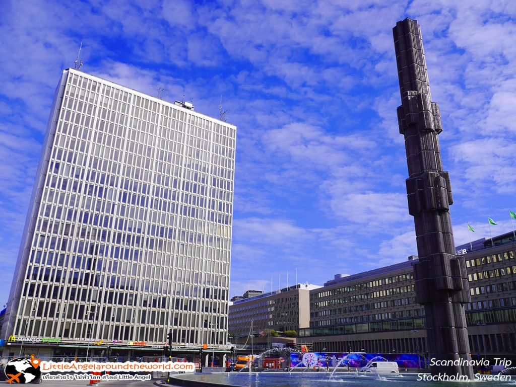 รถจำนวนมากมักจะมาผ่านที่จุดนี้ จตุรัส Sergels Torg : ที่เที่ยว Stockholm,Sweden