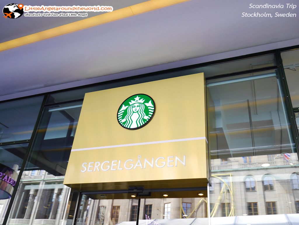 Starbuck สตอกโฮล์ม เสียดายยังเช้า ร้านยังไม่เปิด เลยไม่ได้เข้าไปสำรวจ ดูจากข้างนอกตกแต่งร้านหรูมาก น่าเข้ามากๆ : ที่เที่ยว Stockholm,Sweden