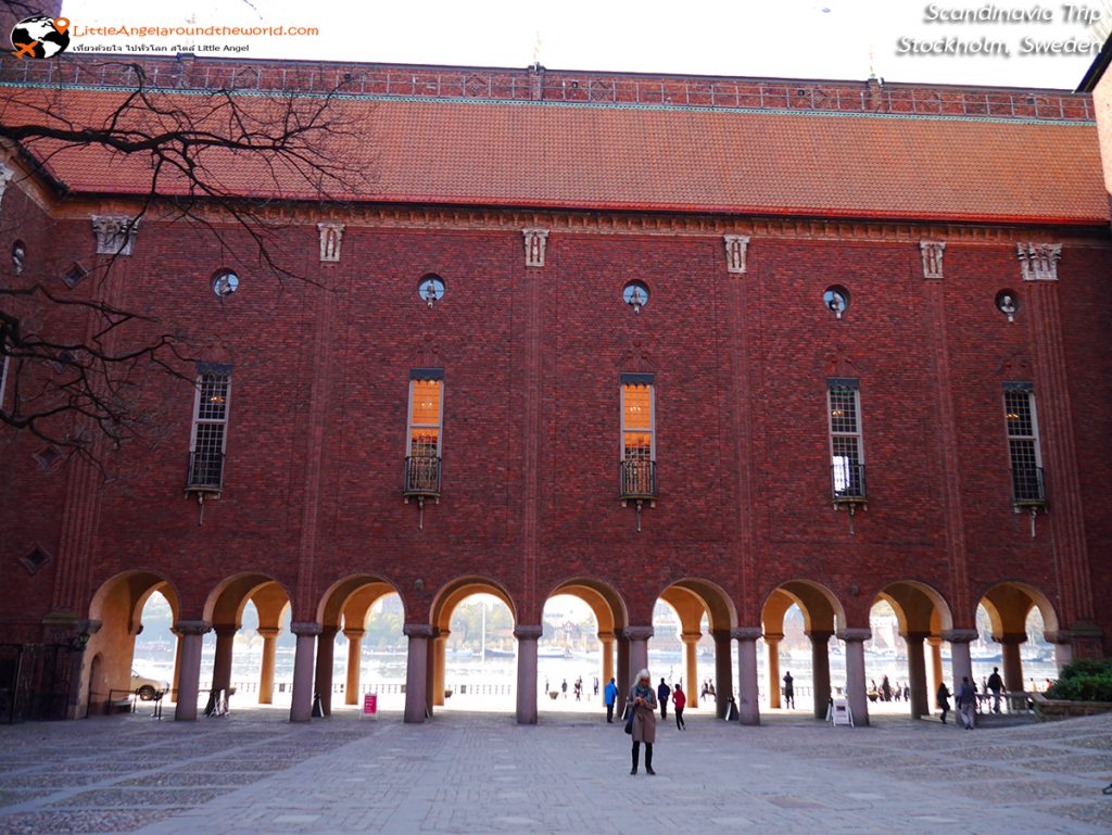 ภาพแรกหลังเดินผ่านกำแพงประตูทางเข้า รู้ได้ถึงความทรงเกียรติ ที่ศาลาว่าการเมืองสตอกโฮล์ม – Stockholms stadshus (Stockholm City Hall)