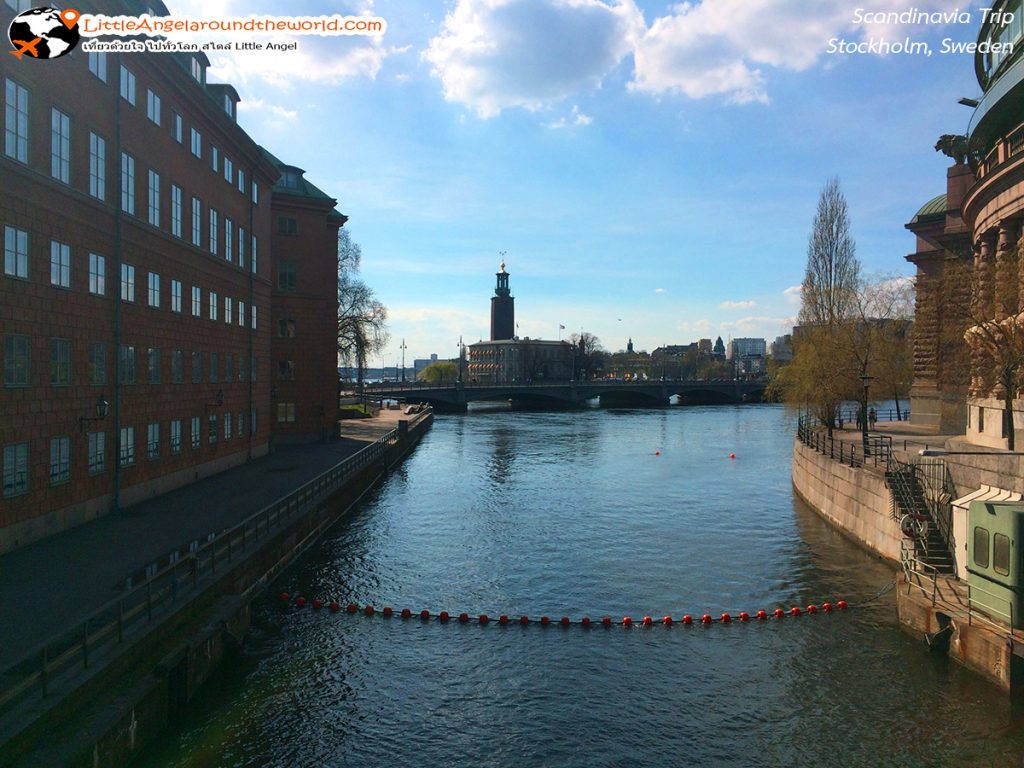 ริมทางก่อนถึง ย่านเมืองเก่า Gamla Stan มองไปไกลๆ เห็น Stockholm City Hall ด้วย