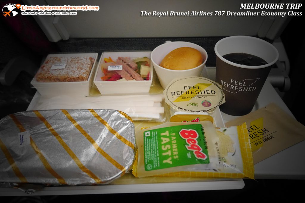 ชุดเนื้อ เสิร์ฟเต็ม ทั้งขนมปัง เนย สลัด และขนมหวาน : รีวิว Royal Brunei Airlines