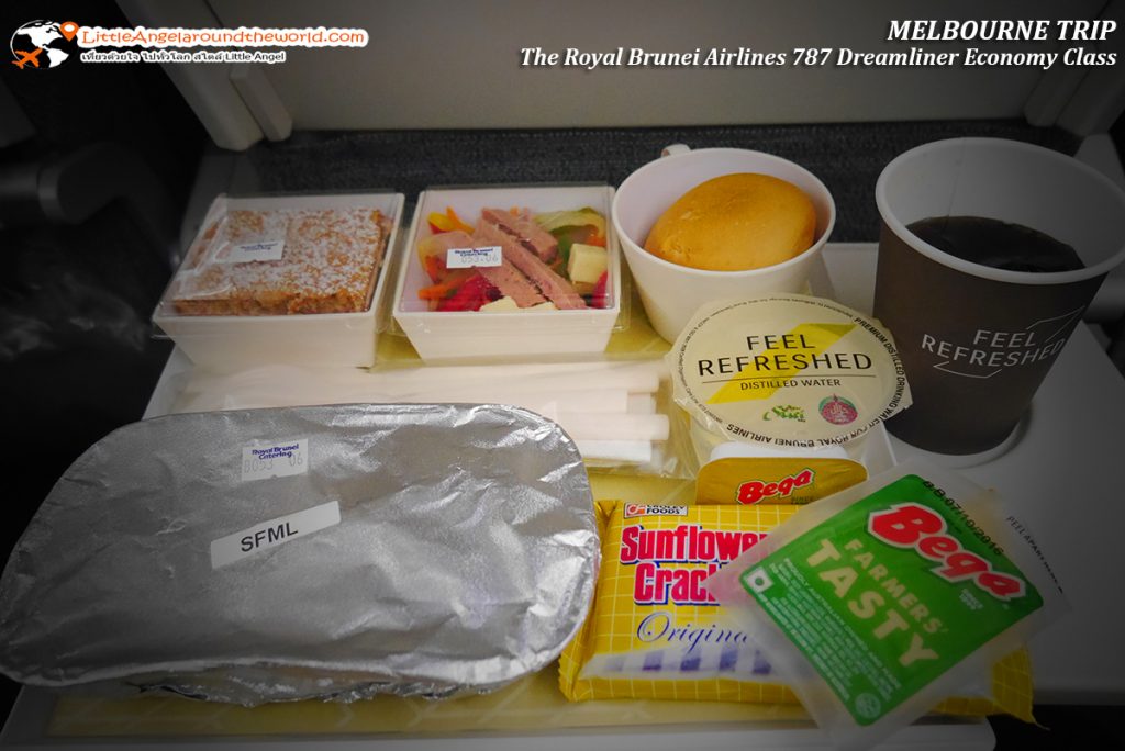 ชุดอาหารทะเลปลาทอด ชุดนี้สั่งล่วงหน้า มาพร้อมสลัดและเค้ก ไม่คาว ไม่เค็ม : รีวิว Royal Brunei Airlines