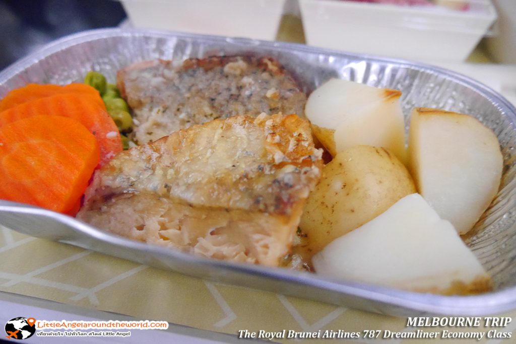 อาหารทะเลปลาทอด ชุดนี้สั่งล่วงหน้า ชิ้นหนา เห็นแบบนี้ กินอื่มท้องมาก : รีวิว Royal Brunei Airlines