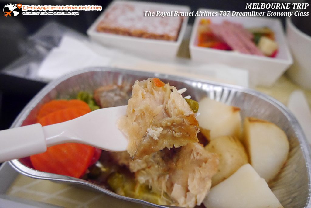 ดูกันชัดๆ ซูมเนื้อเป็นชั้นๆ อาหารทะเลปลาทอด ชุดนี้สั่งล่วงหน้า : รีวิว Royal Brunei Airlines