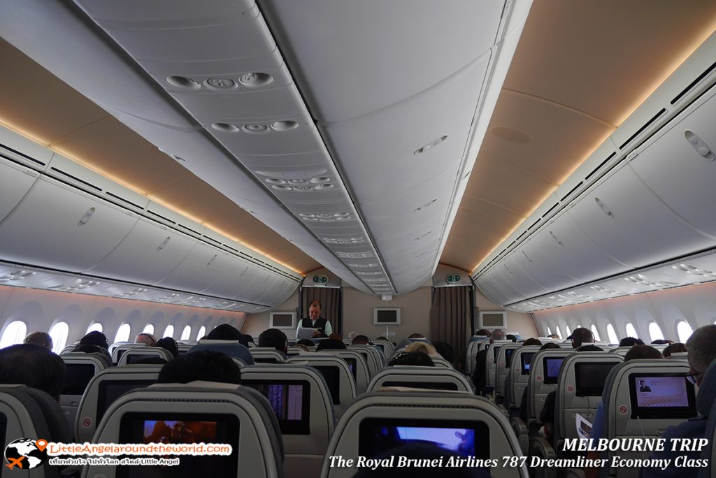 บรรยากาศภายในห้องโดยสาร แสดงสีปรับให้เหมาะแก่การพักผ่อน : รีวิว Royal Brunei Airlines