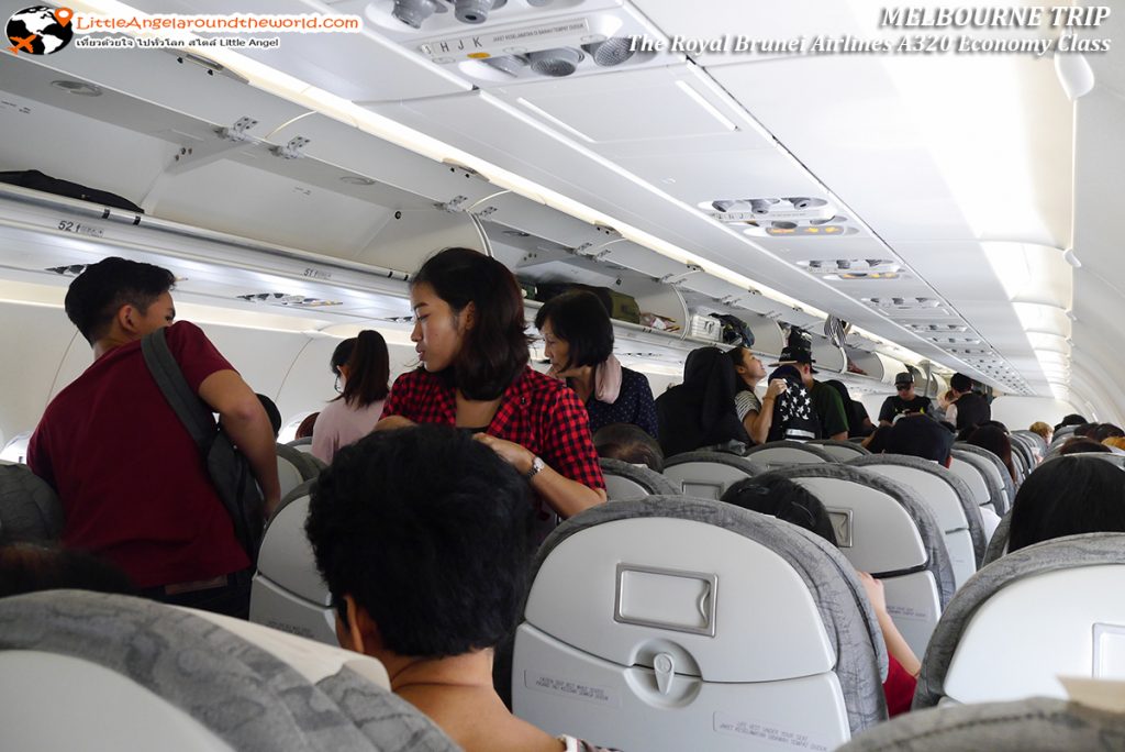 ผู้โดยสารหลากหลายเชื้อชาติทะยอยเข้าที่นั่ง : รีวิวสายการบิน royal brunei ไป เมลเบิร์น