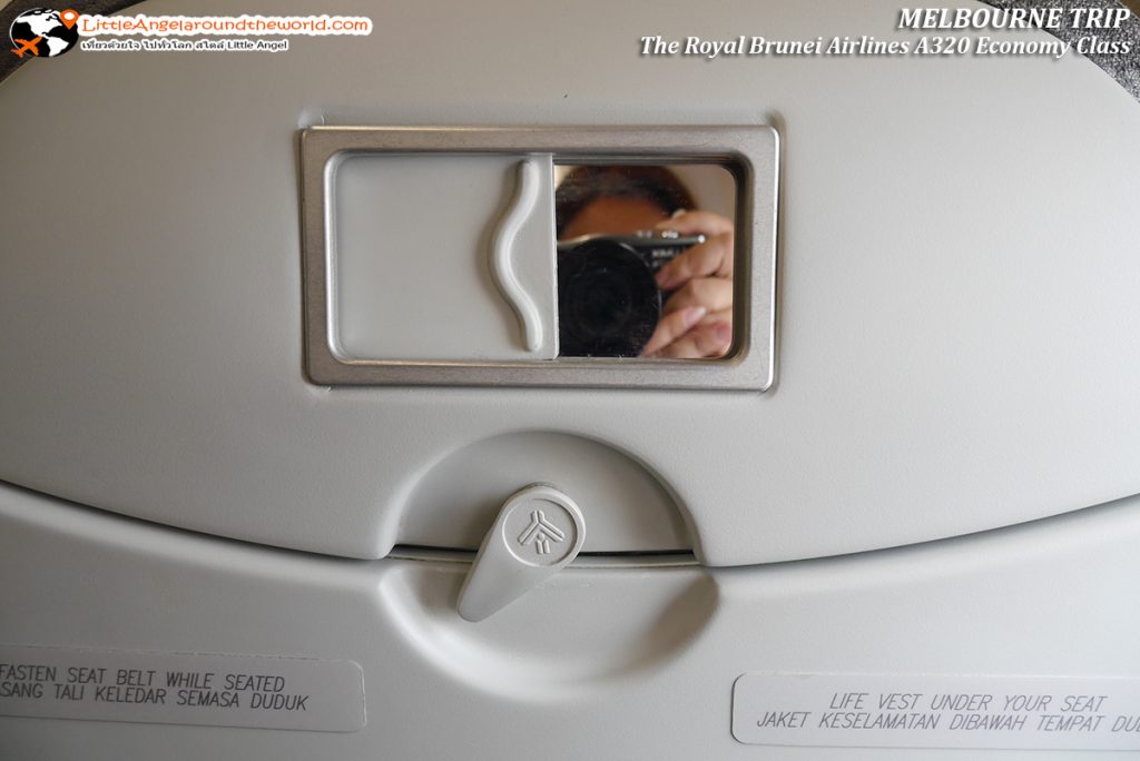 เริ่ดมาก มีกระจกติดด้านหลังที่นั่ง ไว้เติมสวยได้ด้วย : รีวิวสายการบิน royal brunei ไป เมลเบิร์น