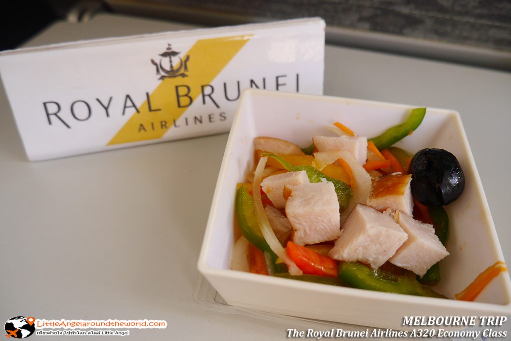 สลัดแฮมรมควัน ผักสด เนื้อหมูไม่เค็ม กินคู่กับข้าวแกงเนื้อเข้ากันได้ดี : รีวิวสายการบิน royal brunei ไป เมลเบิร์น