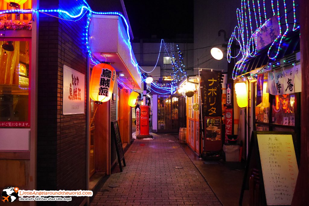 ร้านอาหารกว่า 20 ร้าน เปิดต้อนรับผู้คนที่รวมตัวพักผ่อนสังสรรค์ช่วงเย็นที่ Miroku Yokocho