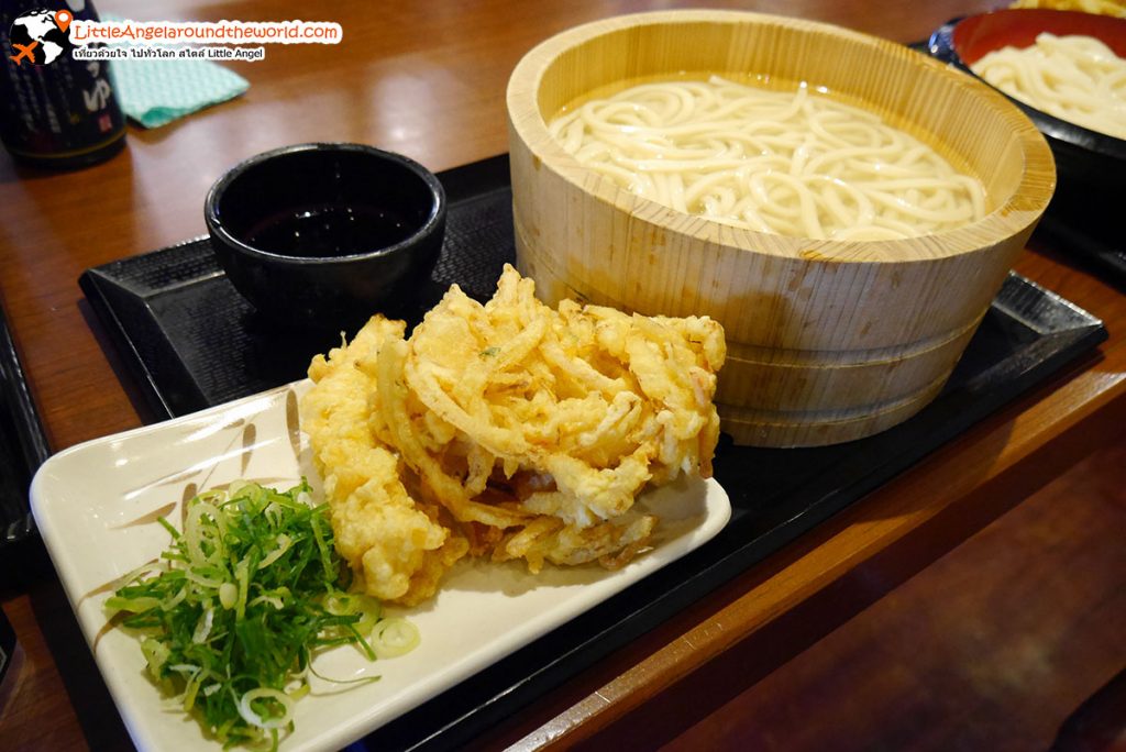 อูด้งถังไม่้ อูด้งเสร์ฟมาในถังไม้ ดูแล้วน่ากินมาก : ร้าน Marugame Seimen : ร้านอร่อยของจังหวัด Aomori