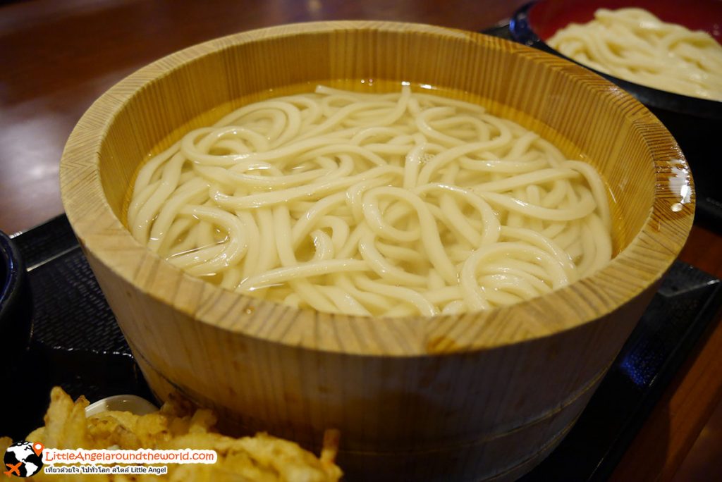 อูด้งถังไม่้ อูด้งเสร์ฟมาในถังไม้ ดูแล้วน่ากินมาก : ร้าน Marugame Seimen : ร้านอร่อยของจังหวัด Aomori