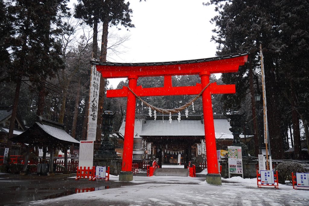 เสาโทริอิ หน้าศาลเจ้า Kushihiki Hachimangu Shrine, ศาลเจ้าดังแห่ง Hachinohe, Aomori