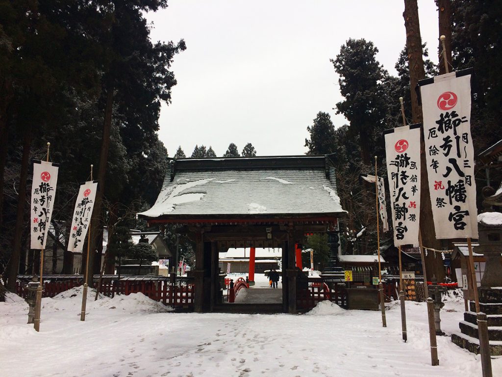 บรรยากาศบริเวณ ศาลเจ้า ในมุมมองย้อนกลับไปที่ประตูเสาโทริอิ : ศาลเจ้า Kushihiki Hachimangu Shrine, ศาลเจ้าดังแห่ง Hachinohe, Aomori