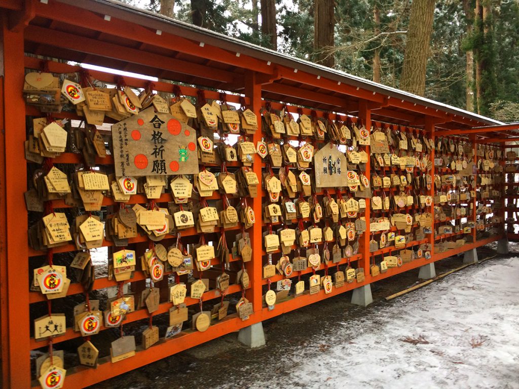 แผงแผ่นไม้ขอพรแขวนอยู่จำนวนมาก ภายในบริเวณศาลเจ้า Kushihiki Hachimangu Shrine, ศาลเจ้าดังแห่ง Hachinohe, Aomori