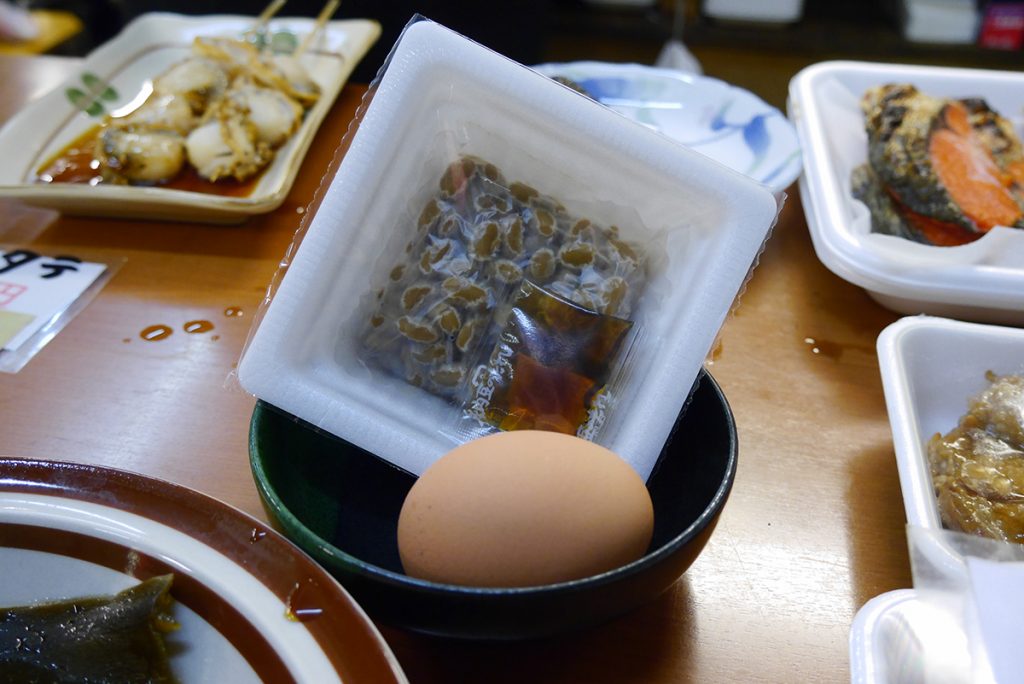 ถั่วเน่ากับไข่ต้ม อาหารของคนญี่ปุ่น ก็มีที่ ร้านอาหารที่ ตลาด Mutsu-minato Ekimae Asaichi