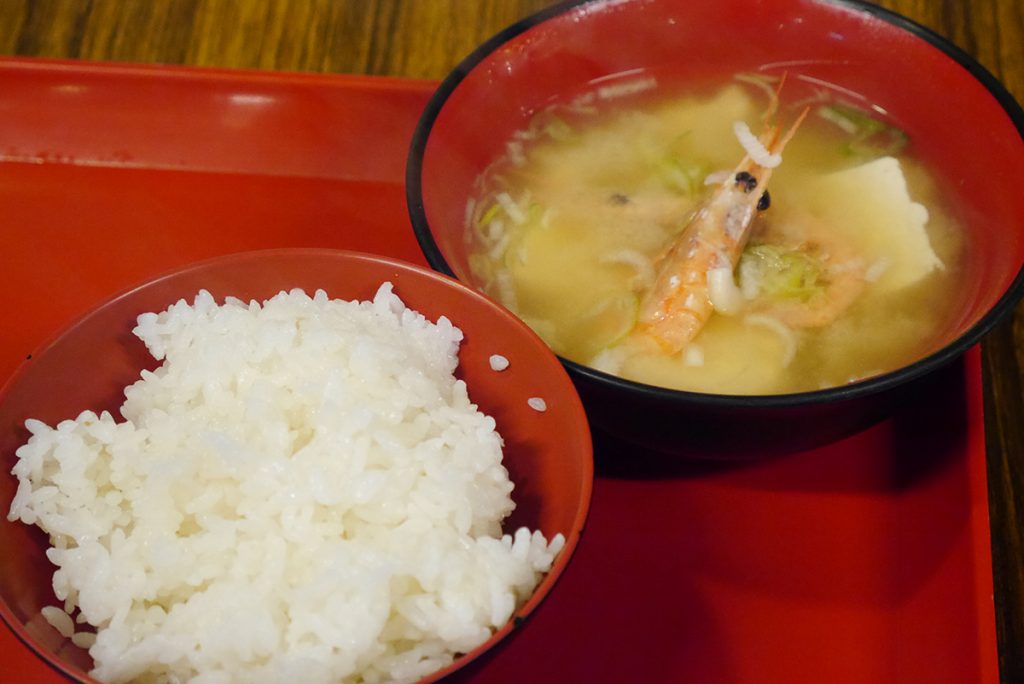 ข้าวญี่ปุ่น กับซุปร้อนๆ ชิวมาก ร้านอาหารที่ ตลาด Mutsu-minato Ekimae Asaichi