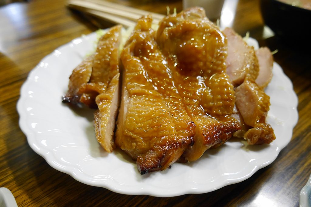 ไก่ย่าง รสชาติดี หอมซีอิ๊ว ร้านอาหารที่ ตลาด Mutsu-minato Ekimae Asaichi