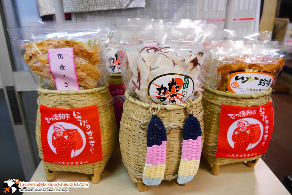 ขนม ของฝากที่ ร้านอาหารที่ ตลาด Mutsu-minato Ekimae Asaichi