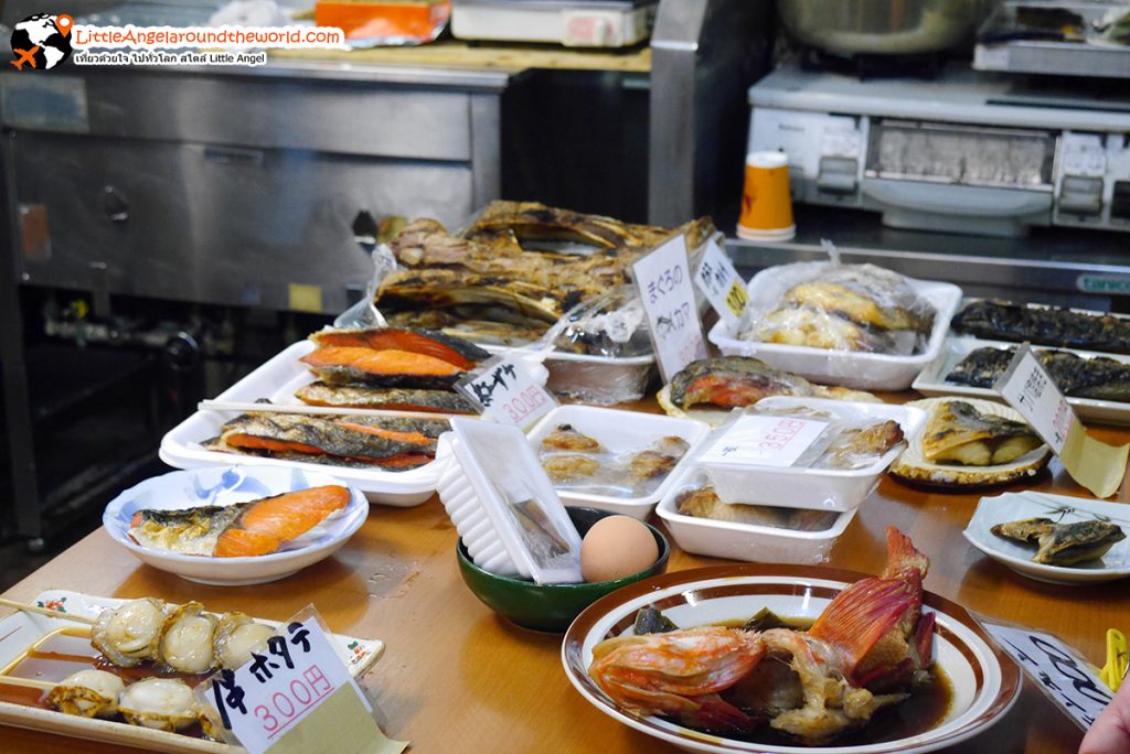 อาหารจะถูกจัดแบ่งเล็กใหญ่ ให้เลือกอย่างหลากหลายตามต้องการ : ร้านอาหารที่ ตลาด Mutsu-minato Ekimae Asaichi