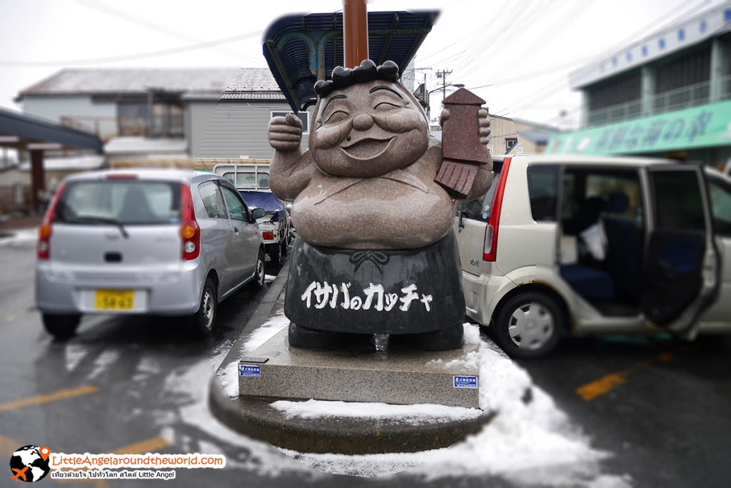 รูปปั้นตุ๊กตาน่ารัก สัญลักษณ์ชิ้นใหญ่ที่ตั้งอยู่หน้าสถานีรถไฟ ใกล้กับตลาด สถานีรถไฟ Mutsu-minato Station อยู่ใกล้ตลาด Mutsu-minato Ekimae Asaichi