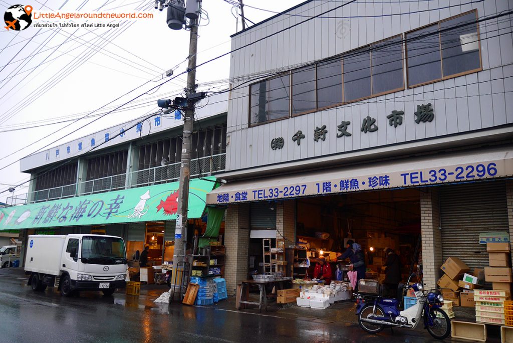 ด้านหน้าตลาด Mutsu-minato Ekimae Asaichi เมือง Hachinohe จังหวัด Aomori