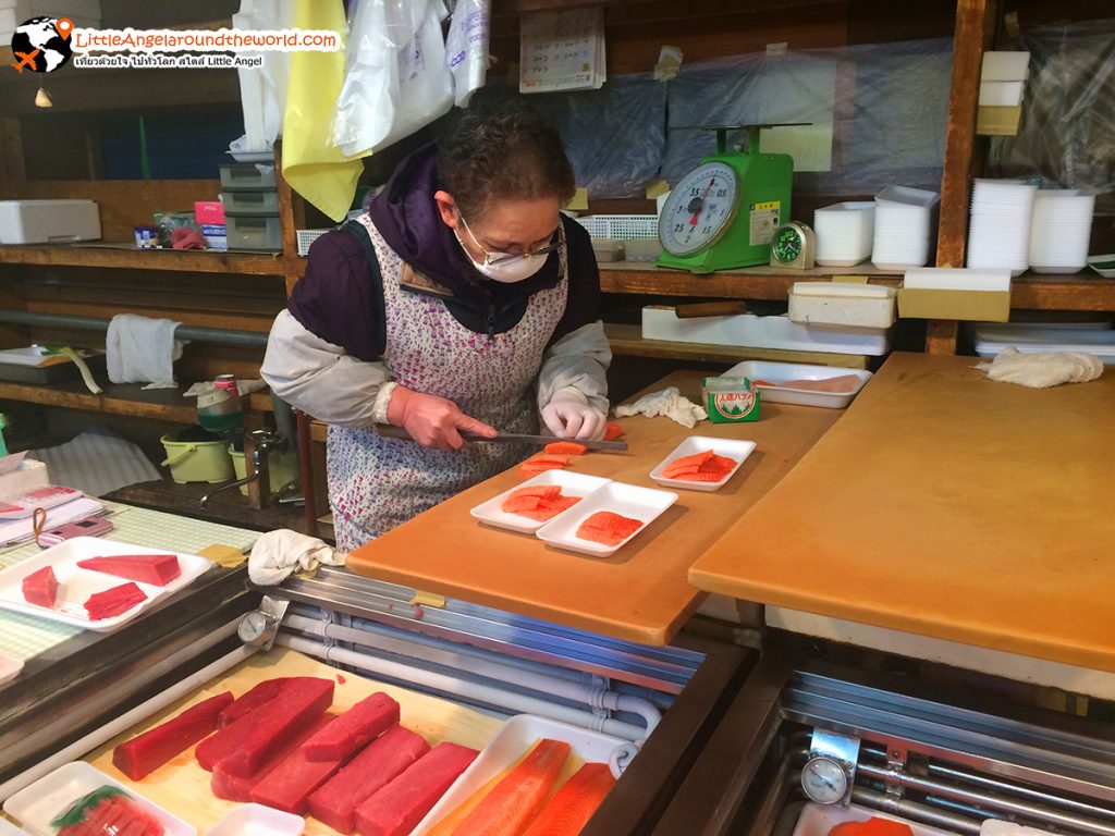 คุณป้าแม่ค้า บรรจงหั่นปลาทีละชิ้น หาดูได้ไม่ยากที่ ตลาด ของสดหลากหลายชนิด วางรอให้ช้อป ที่ตลาด Mutsu-minato Ekimae Asaichi เมือง Hachinohe จังหวัด Aomori