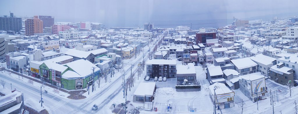 บรรยากาศยามเช้า หิมะขาวโพลน สวยงามมาก มองจากห้องพัก ที่ Hotel_Aomori : ที่พักที่อาโอโมริ