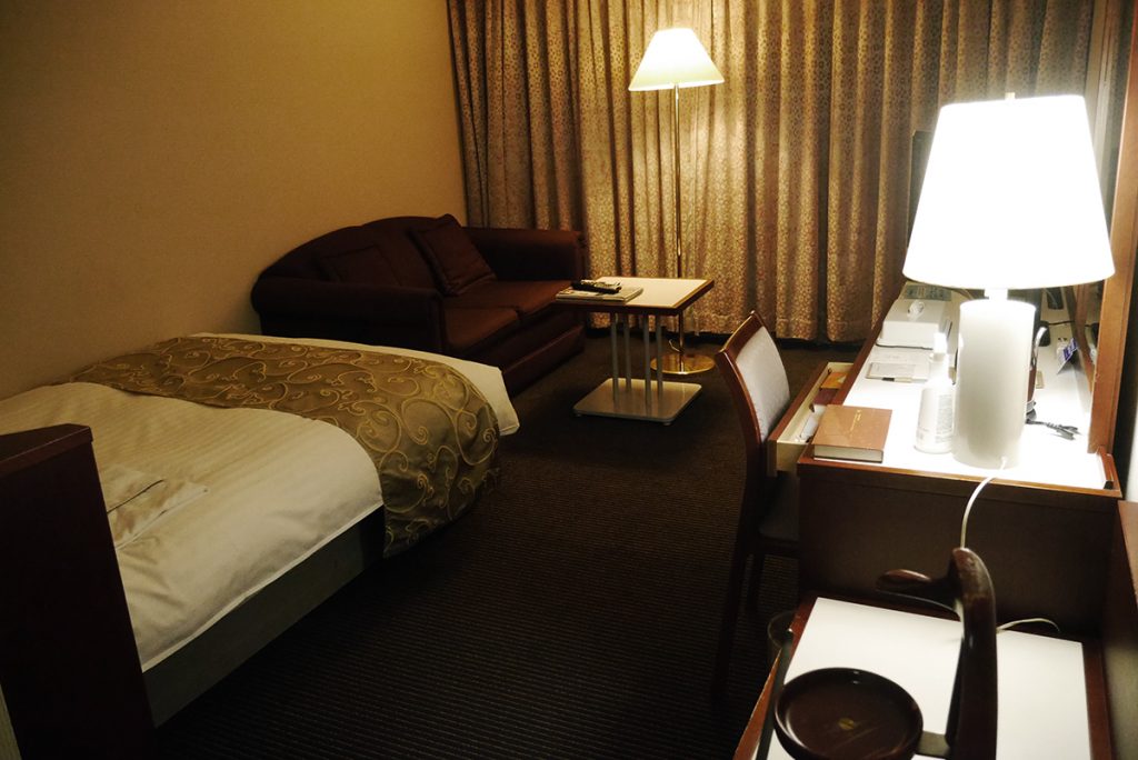 แสงไฟสลัว ดูอบอุ่น ภายในห้องพัก ที่ Hotel_Aomori : ที่พักที่อาโอโมริ