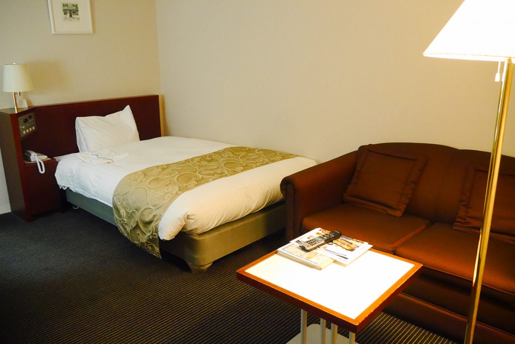 ภายในห้องพัก มีโซนนั่งเลน ไว้ให้นั่งพักผ่อนหย่อนใจ ที่ Hotel_Aomori : ที่พักที่อาโอโมริ