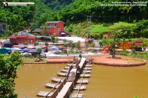บริเวณด้านหน้าข้ามไปเพื่อไปชม น้ำตกไป๋หม่าซี่ และเดินสะพานแขวนกระจก (Baima River Scenic Area)