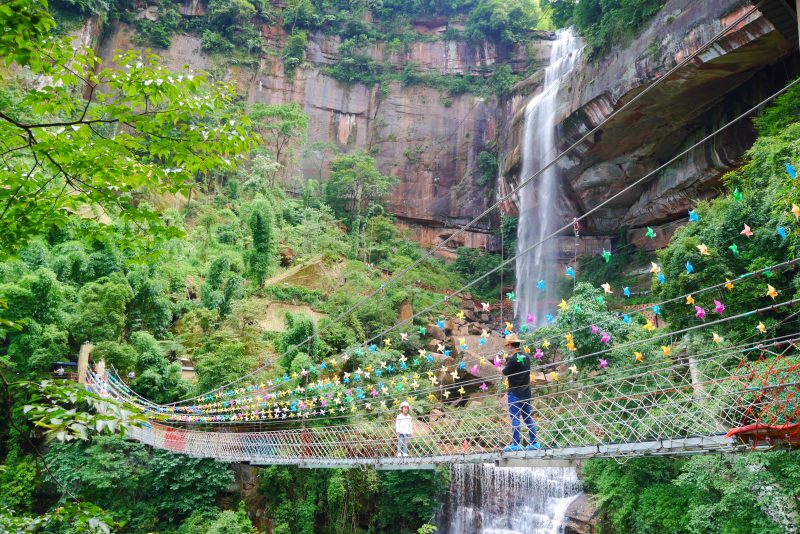 สะพานแขวนกระจก ที่น้ำตกไป๋หม่าซี่ (Baima River Scenic Area) สะพานแขวนที่เดียวที่แกว่งได้