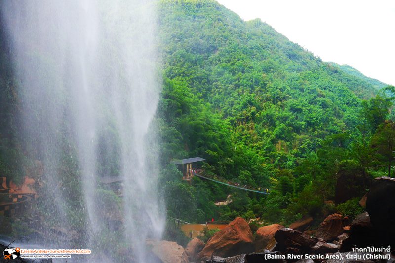 จากจุดนี้ จะสามารถเดินลัดเลาะหน้าผาไปด้านหลังน้ำตกไป๋หม่าซี่ (Baima River Scenic Area) ชมวิวผ่านม่านน้ำตกได้สวยงาม