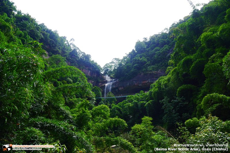 ที่เห็นไกลๆ คือ น้ำตกไป๋หม่าซี่ และสะพานแขวนกระจก (Baima River Scenic Area) เหมือนจะไกล แต่เดินเพียง 20-30 นาทีก็ถึง 