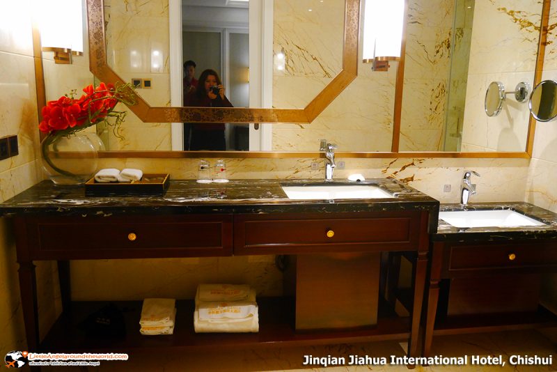 ภายในห้องน้ำกว้างขวาง ออกแบบตกแต่งดีมาก Jinqian Jiahua International Hotel, Chishui : โรงแรมดังในชื่อสุ่ย