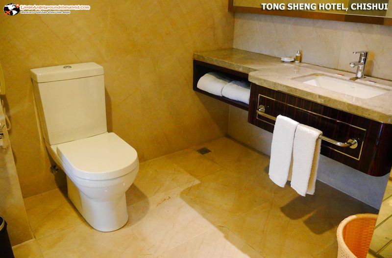 ห้องน้ำ แบ่งเป็นสัดเป็นส่วน : TONG SHENG HOTEL : โรงแรมดังของเมือง ชื่อสุ่ย (Chishui)