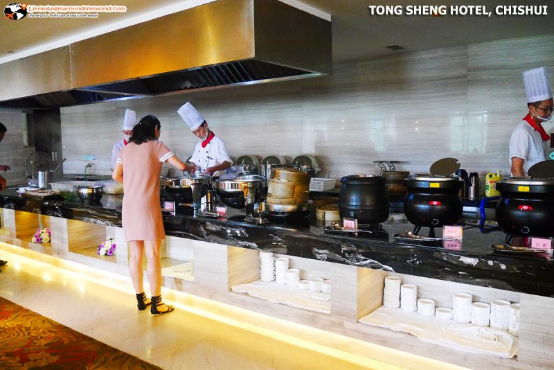 เคาน์เตอร์อาหารหลากหลาย ห้องอาหารเช้า TONG SHENG HOTEL : โรงแรมดังของเมือง ชื่อสุ่ย (Chishui)